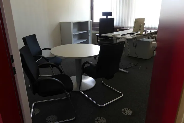 Rauminhalt Büro mit 1x Schreibtisch, elektrisch höhenverstellbar